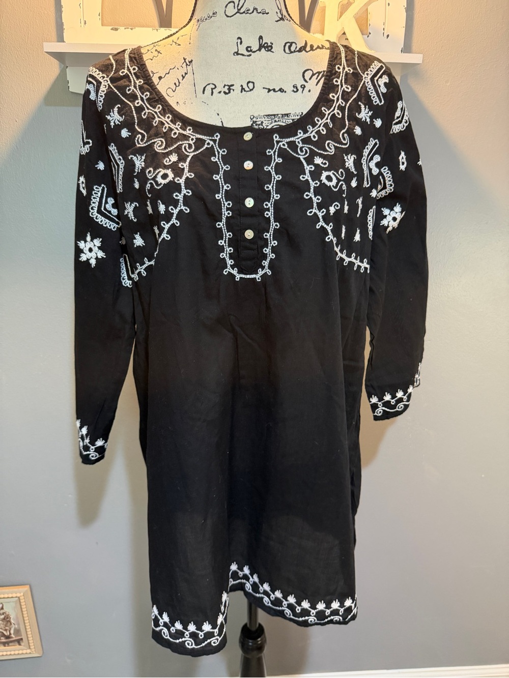 INTRO BLACK TUNIC WITH WHITE EMBROIDERY SZ XL
